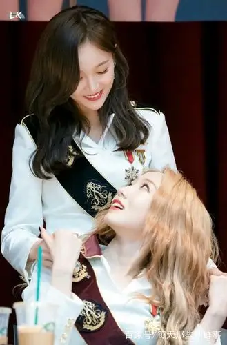 孟美岐吴宣仪合照真的太甜啦