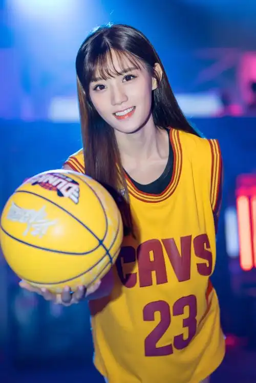 101人气新星陈意涵助阵这就是灌篮篮球衣配短裙动感十足