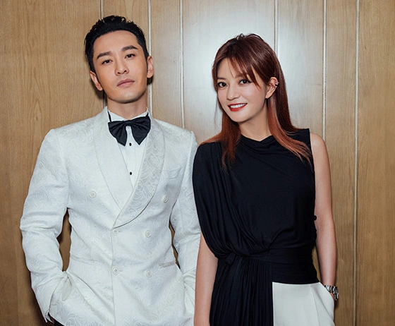 赵薇黄晓明同框亮相活动黑白造型亮眼别致