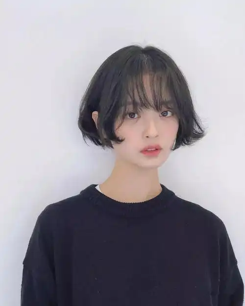 中短发卷发比直发多了一些时尚感,搭配空气刘海,就是个人见人爱的小姐