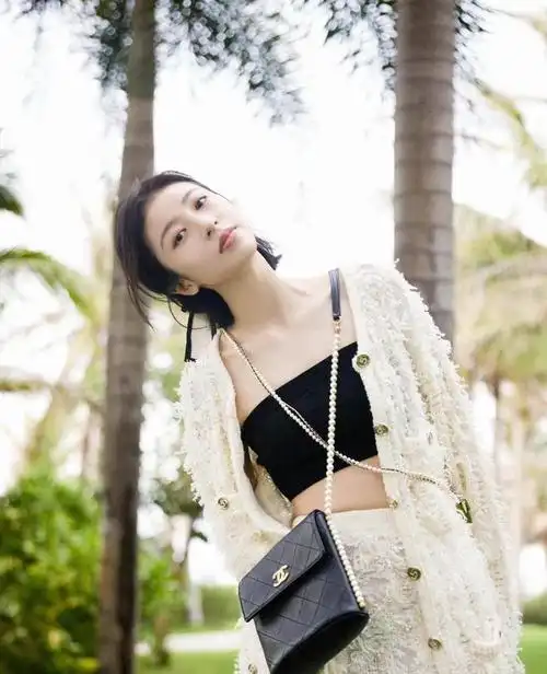 甜酷短发的周雨彤以5g穿搭入秋个性十足