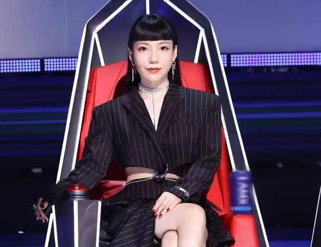 甚至面对传闻中有嫌隙的张碧晨,吴莫愁也能与她在节目中和谐相处,在另