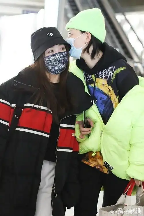 如何看待金晨和李斯丹妮520挽手散步上热搜