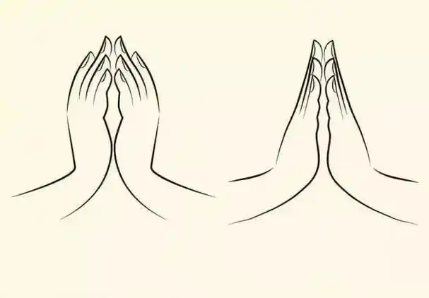 四臂观音,八臂观音和千手观音常是双手稍稍相合,或在掌心中间捧有一块