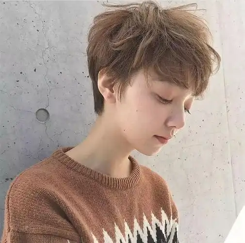 露耳朵短发烫发显老吗流行的露耳短发发型女图片大全
