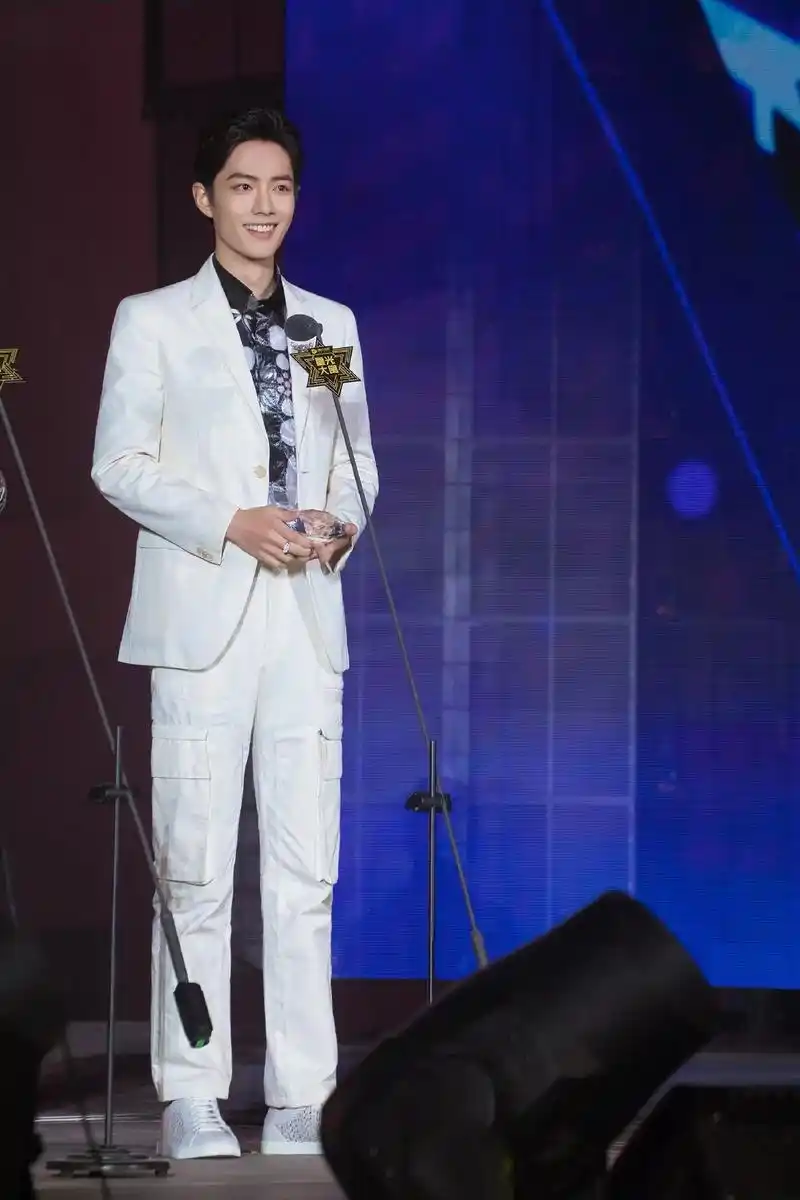 肖战全身照#肖战顺顺利利健健康康 - 抖音