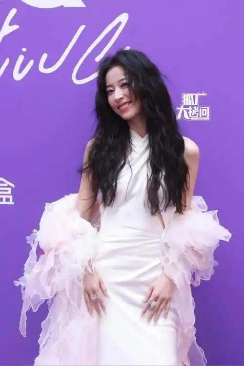 上海这一夜,张新成穿蕾丝束胸,娜扎骨相嶙峋,张馨予风尘味太足