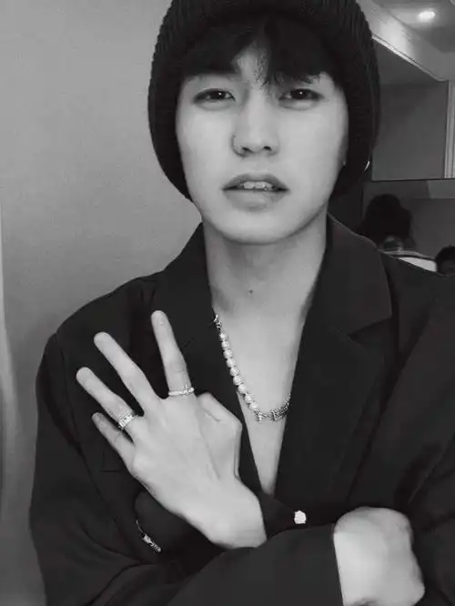 余庆伟西装壁纸