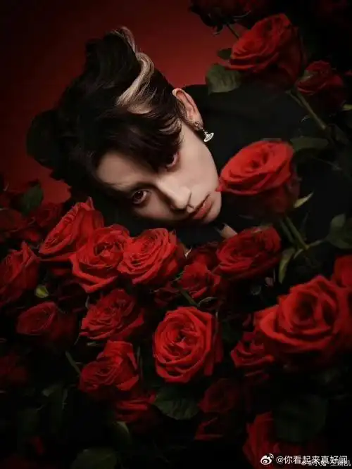 小鬼红玫瑰王子##小鬼玫瑰王子#小鬼的最新写真照片,充满了浪漫的