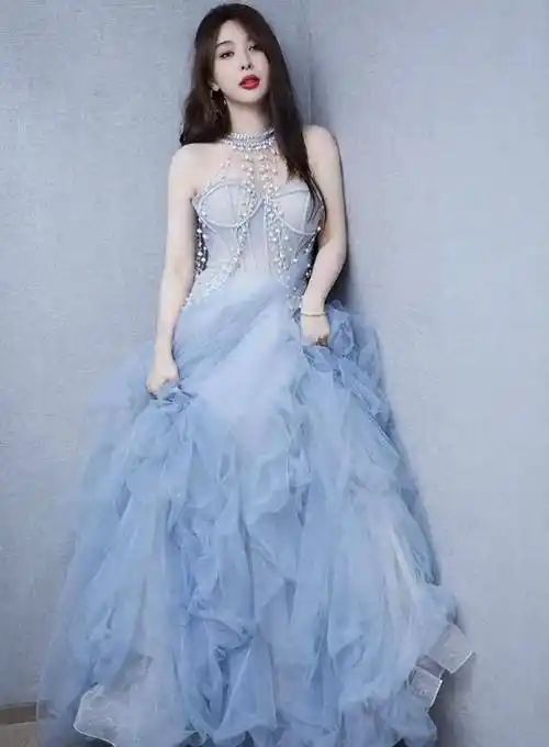 黄晓明前女友李菲儿淡蓝纱裙搭配烈焰红唇,女性韵味太诱人_时尚_舞台