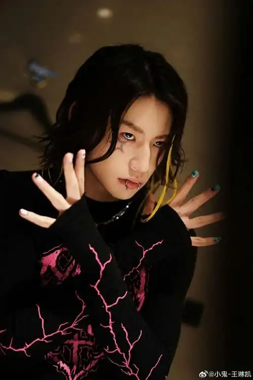 小鬼芭比粉工装裤造型##小鬼说现场就要躁起来