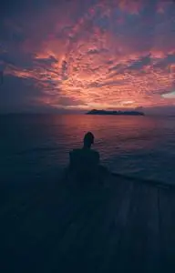 男人海边背影图片