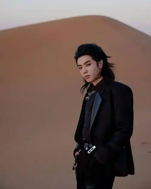 华晨宇登陆火星主题大片神秘氛围拉满背头长发尽显不羁气场