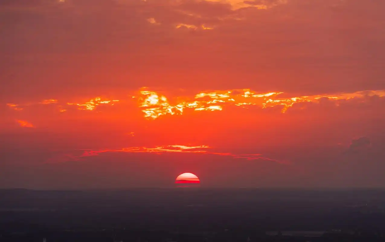 傍晚的夕阳洒下了浓郁的金黄色光芒,温暖地照亮了整个校园.