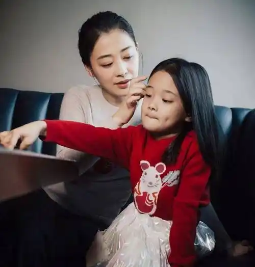 梅婷携儿女拍摄大片,儿子淘气可爱,女儿甜美俏丽,和妈妈一样美_孩子