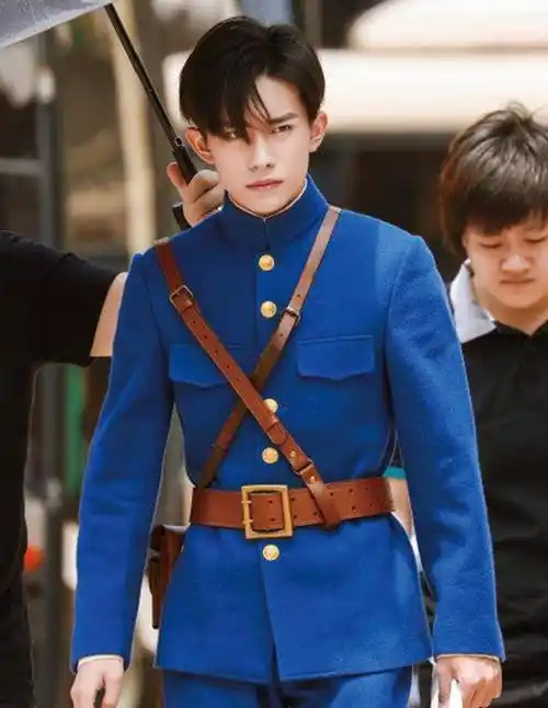 易烊千玺晒照为新剧宣传,评论区清一色美食评论:这届网友太坏了_军装