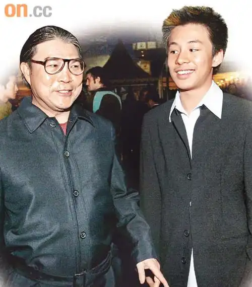 霍启人深得父亲霍震霆宠爱搜狐娱乐讯 据港媒报道,外形高大英俊的霍启