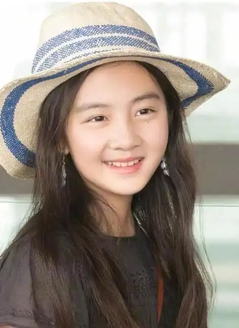 刘涛7岁女儿王紫嫣李湘8岁女儿王诗龄近照相差20岁