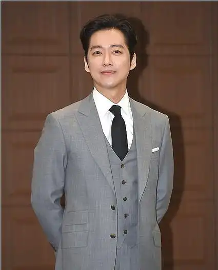 中韩"大叔"气质差别挺大的,南宫珉还似年轻小伙,张译成熟稳重