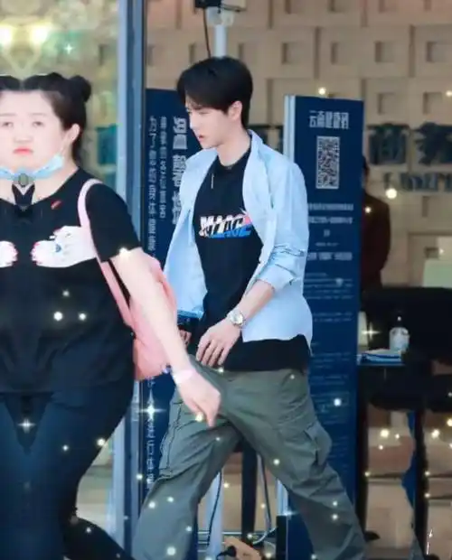 原创太甜了王一博最新天天穿肖战同款出镜率太高不避嫌