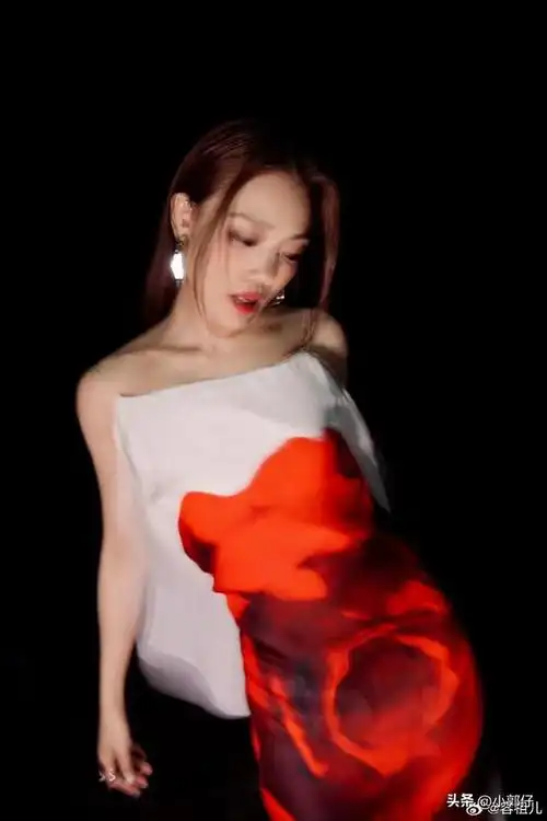 容祖儿晒最新穿搭美照,一袭红白色吊带露背长裙,性感优雅美丽!