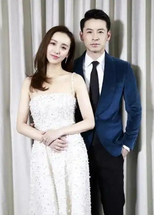 地发现,这家火锅店的掌舵者正是眼前这位英俊潇洒,气宇不凡的钱泳辰