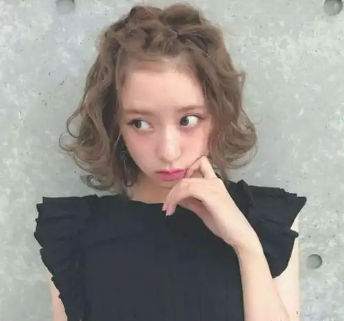 不甘平凡,短发女生也可以做出百变造型,时髦精致满满的时尚感!_发型