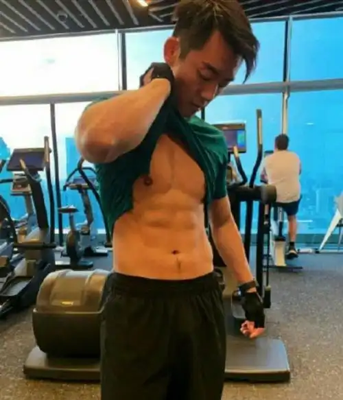想当年,"小猎豹"郑恺也是曾经拥有八块腹肌的型男,瞧瞧这扑面而来的