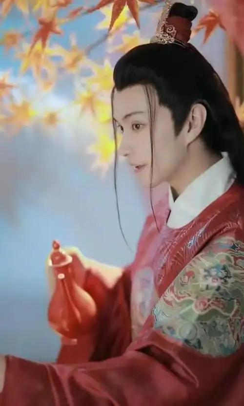 汉服美男楚淇开通外网账号,介绍用韩文引争议,不提中国人身份