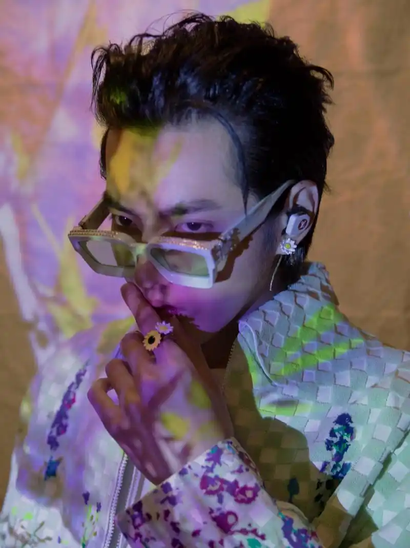 去年今日|吴亦凡出席lv线下开幕活动 清新薄荷绿点缀春夏鲜花梦