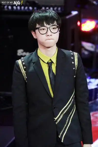 有华晨宇穿这身衣服的图片吗 有吗有吗 快一点啊