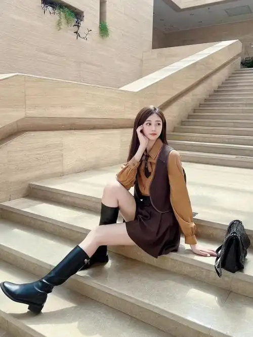 楼梯是日常生活中很常见的场景,也是一个很出片的拍照地点,日常拍照