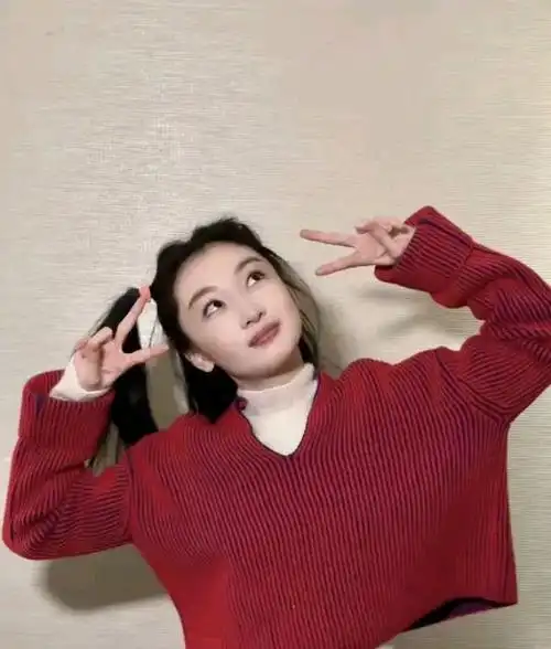 32岁周冬雨晒新年美照,穿红色毛衣扎双马尾,俏皮可爱好减龄!