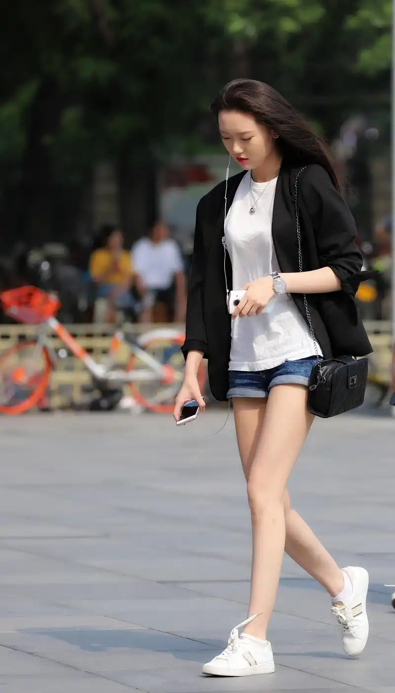 街拍:北京这个地方的时尚美眉真多,穿衣搭配也很有个性