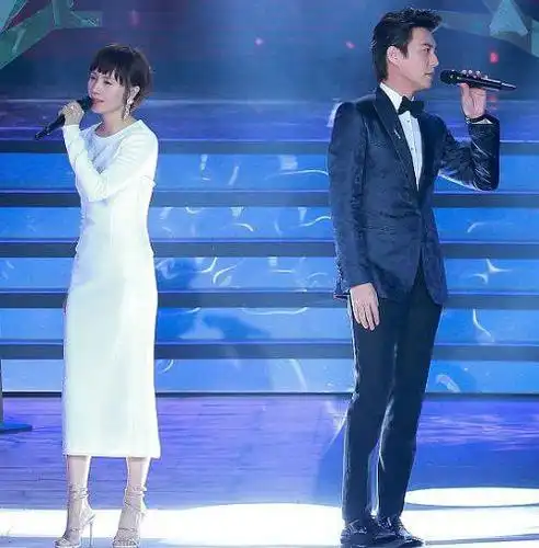 靳东,袁泉背对背合唱,真是又甜又虐.