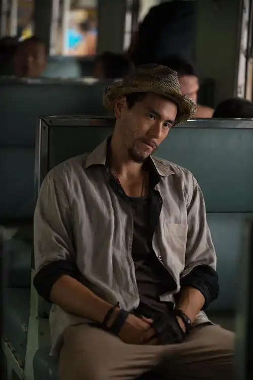 彭于晏片中大变脸 演技大爆发连霸暑期,国庆档