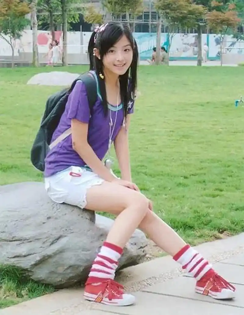 张含韵成名前的学生照,确实是酸酸甜甜的美少女一枚,可惜现在没什么