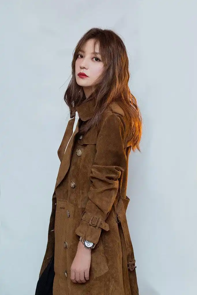 星时尚#【赵薇酷寒天风衣配短裙扛冻 抹红唇气场十足】赵薇优雅亮相