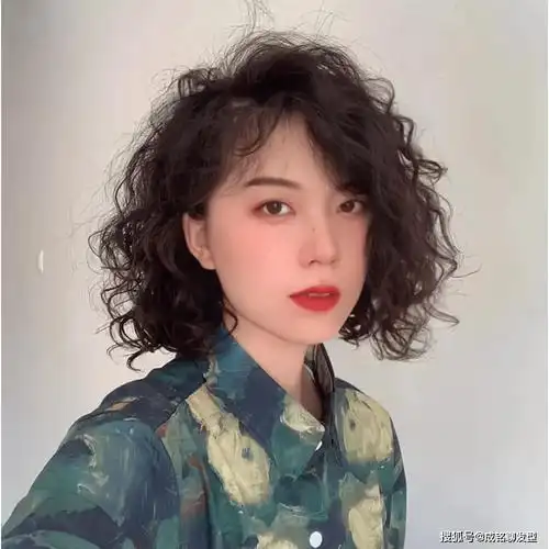 四五十岁的中年人也很适合这种发型,因为这种发型自带成熟感,恰好符合