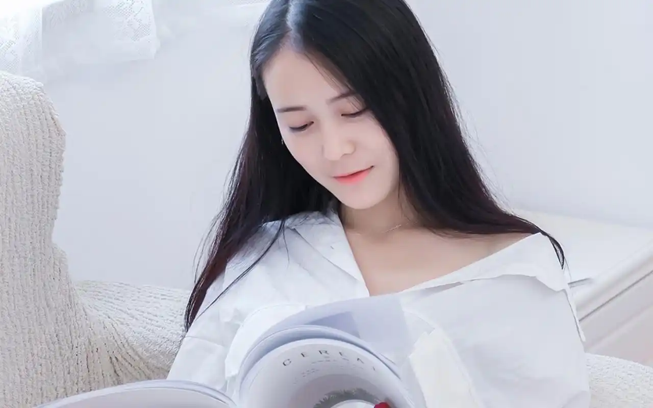 白衬衫气质美女居家写真桌面壁纸