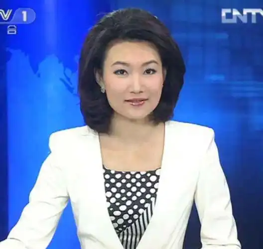 她是最美新闻联播主持人,摘下戴了13年的假发后,瞬间美成18岁