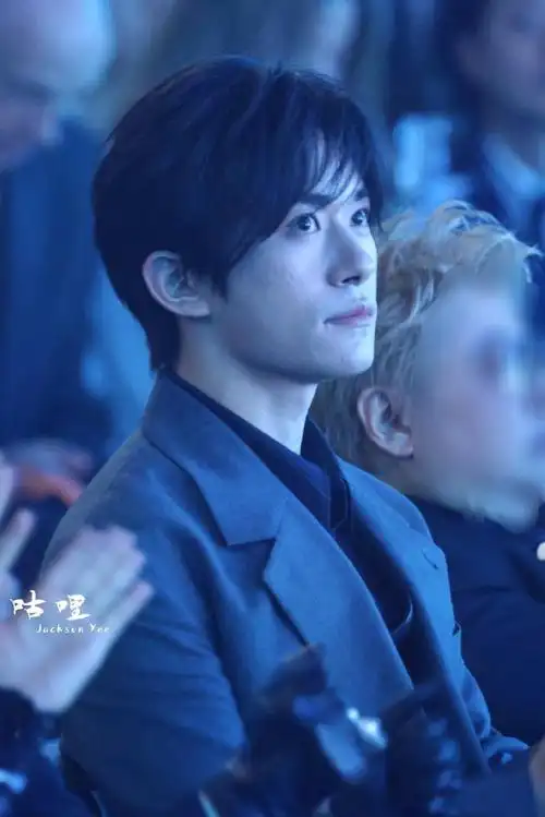 易烊千玺和猫下棋