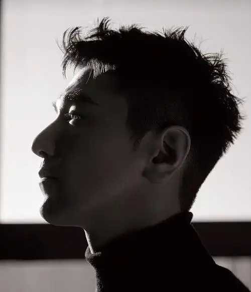 赵又廷侧脸帅气逼人.