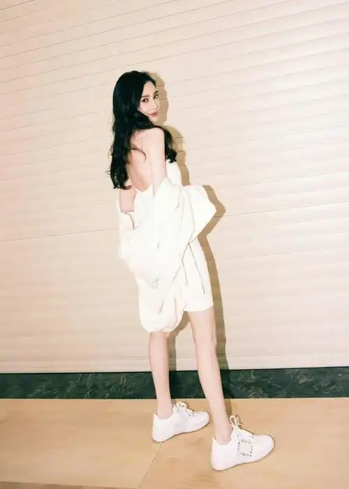 杨颖出席活动大秀美肩,angelababy"一字肩"礼服裙造型