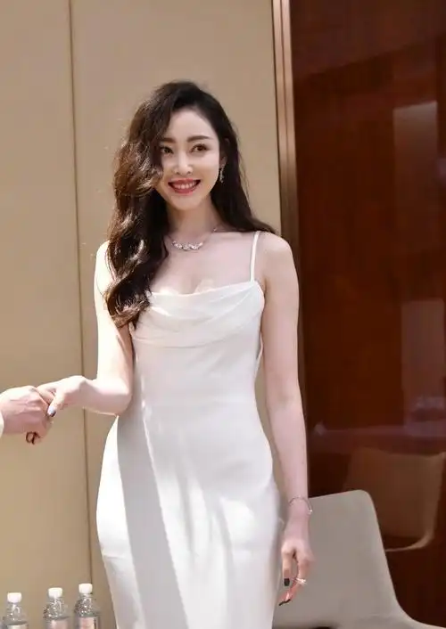 29岁张天爱玩转复古风,羊毛卷配紧身衣大气温婉,尽显好身材_腾讯新闻