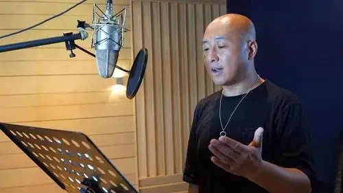 上周五,在网剧《鬼吹灯》里饰演"马大胆儿"一角的零点乐队主唱周晓鸥