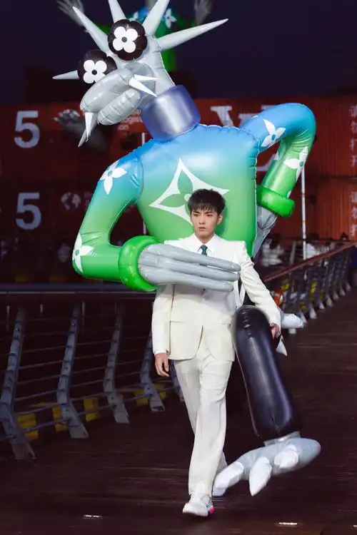 吴亦凡lv春夏21男装秀帅气写真