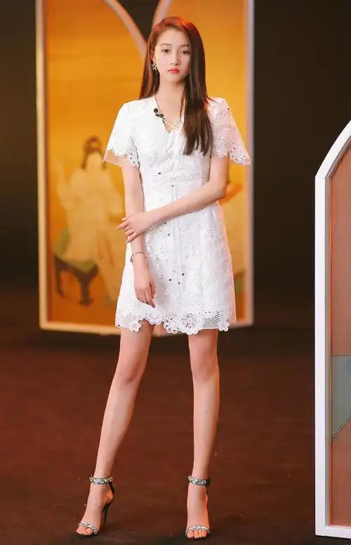 关晓彤放飞自我了穿印花裙配卷发太显老173身高p出2米既视感