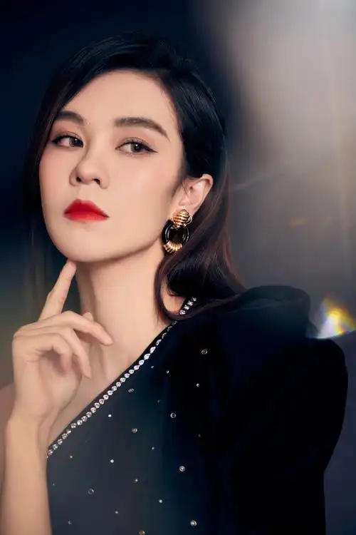 郁可唯斜肩礼服性感写真图片49