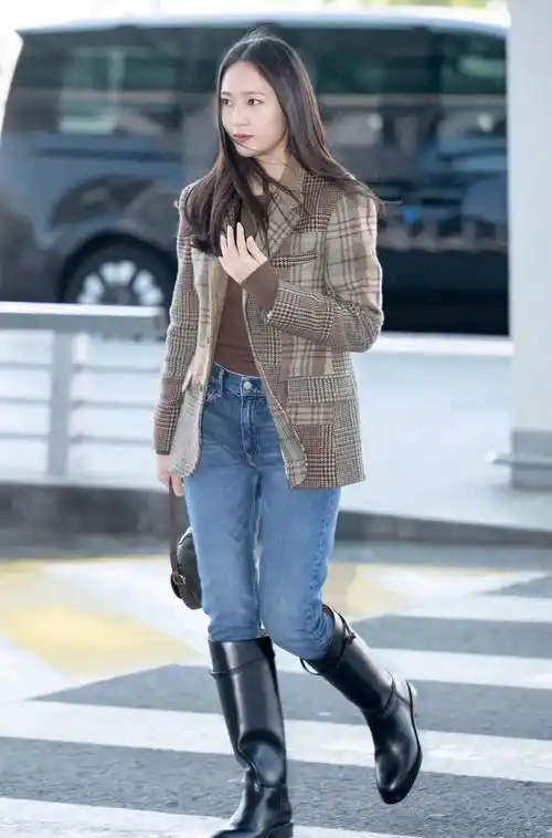 郑秀晶演绎秋季通勤穿搭,格纹西装配牛仔裤,舒适又时髦_外套_设计